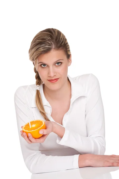 Kobieta Trzyma Pomarańczowy Białym Tle — Zdjęcie stockowe