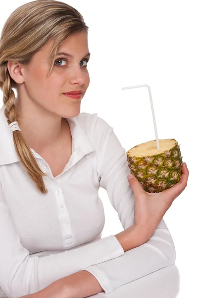 Frau Mit Ananas Auf Weißem Hintergrund — Stockfoto