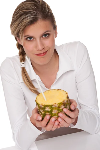 Série de estilo de vida saudável - Mulher loira segurando abacaxi — Fotografia de Stock