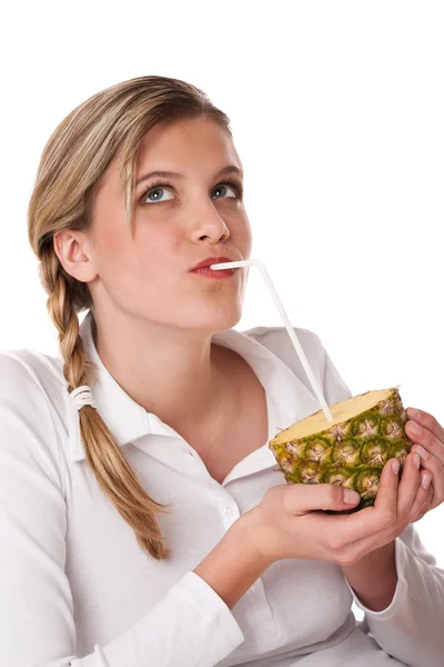 Femme Avec Ananas Regardant Vers Haut Sur Fond Blanc — Photo