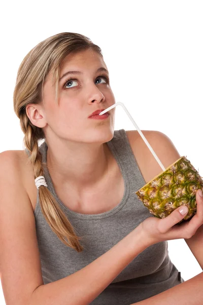 Gezonde levensstijl serie - vrouw met ananas — Stockfoto
