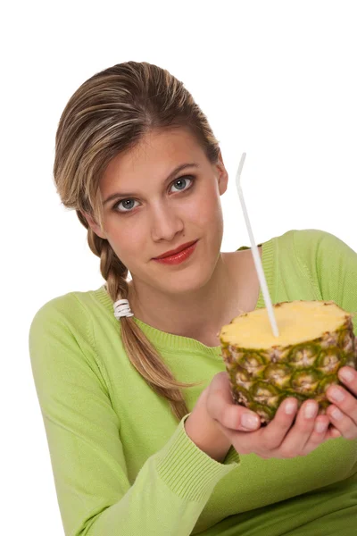 持用稻草菠萝在白色背景上的女人 — 图库照片
