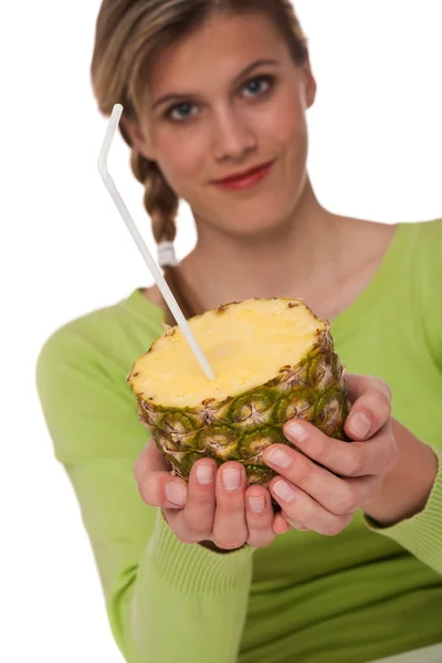 Donna Che Tiene Ananas Sfondo Bianco Concentrarsi Sulle Mani — Foto Stock