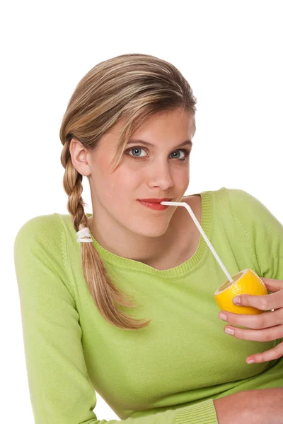 Здоровый образ жизни - Женщина с лимоном — стоковое фото