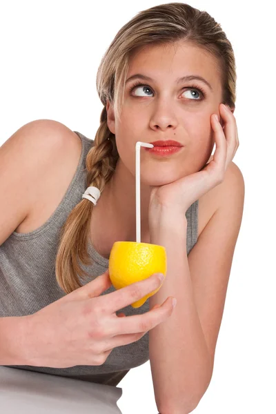 Sağlıklı bir yaşam tarzı serisi - limon ile kadın — Stok fotoğraf