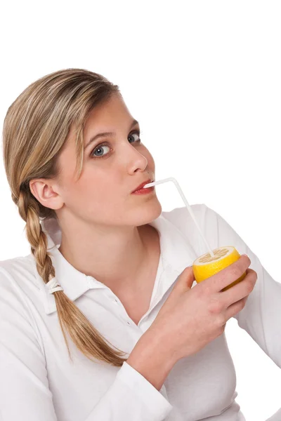 Donna Possesso Limone Con Paglia Sfondo Bianco — Foto Stock