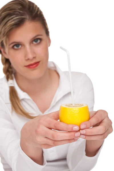 Mulher Segurando Limão Fundo Branco Foco Nas Mãos — Fotografia de Stock