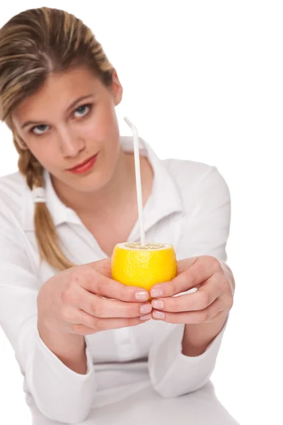 健康的なライフ スタイル シリーズ - レモンを保持している女性 — ストック写真