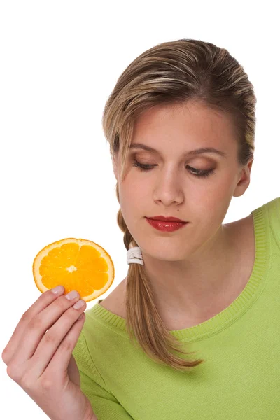 Serie über gesunden Lebensstil - Frau hält Orangenscheibe in der Hand — Stockfoto