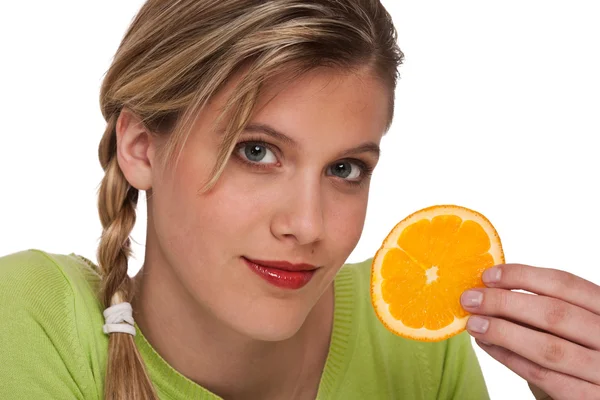 Kobieta Trzyma Plasterkiem Pomarańczy Białym Tle — Zdjęcie stockowe