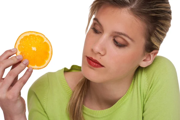 Здоровый образ жизни - женщина держит кусочек апельсина — стоковое фото