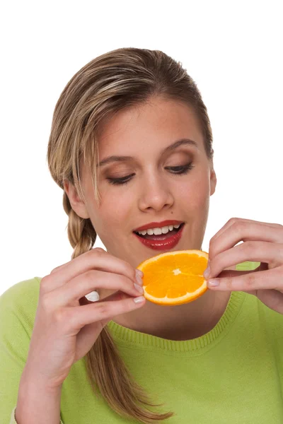健康的生活方式系列-女人咬橙色 — 图库照片