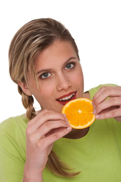 Serie stile di vita sano - Donna che morde fetta di arancia — Foto Stock