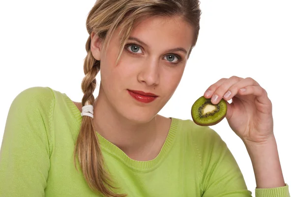 Hälsosam livsstil-serien - kvinna med skiva kiwi — Stockfoto