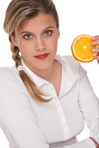 在白色背景上持有的橙色切片的女人 — 图库照片
