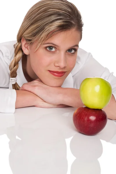 Zdrowy styl życia serii - kobieta z dwoma jabłkami — Zdjęcie stockowe
