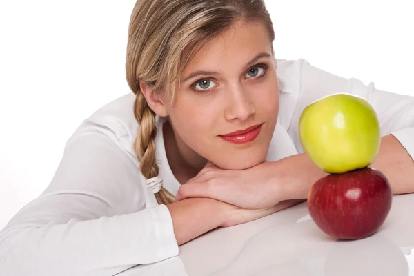 Serie über gesunden Lebensstil - Porträt einer Frau mit zwei Äpfeln — Stockfoto