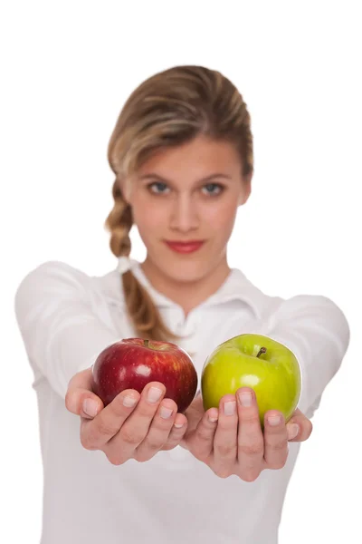 Здоровый образ жизни - женщина держит два яблока — стоковое фото