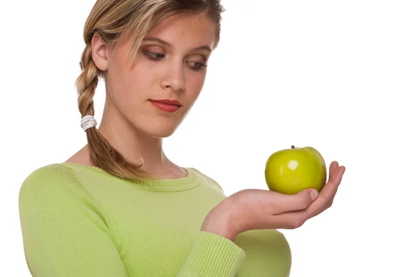 白地に青リンゴを保持している女性 — ストック写真