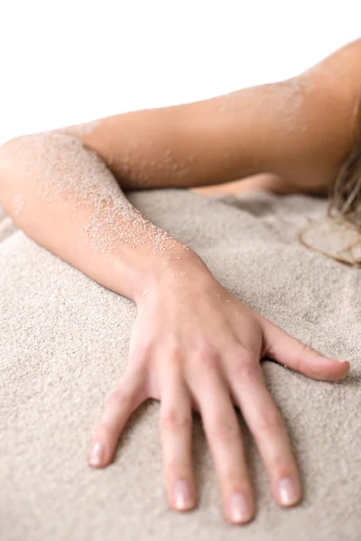Beach Del Kvinnokroppen Handen Täckt Med Sand — Stockfoto