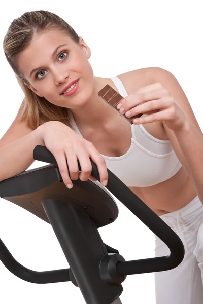 Serie Fitness - Donna con in mano un pezzo di cioccolato — Foto Stock