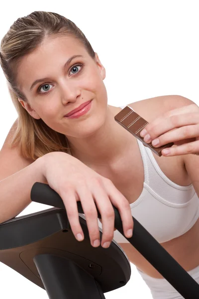 Γυμναστήριο σειρά - γυναίκα, κρατώντας κομμάτι σοκολάτας — Φωτογραφία Αρχείου