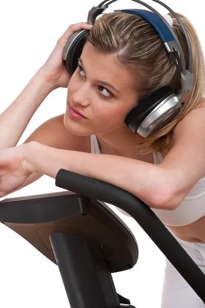 Fitness-serien - kvinna med hörlurar som utövar — Stockfoto