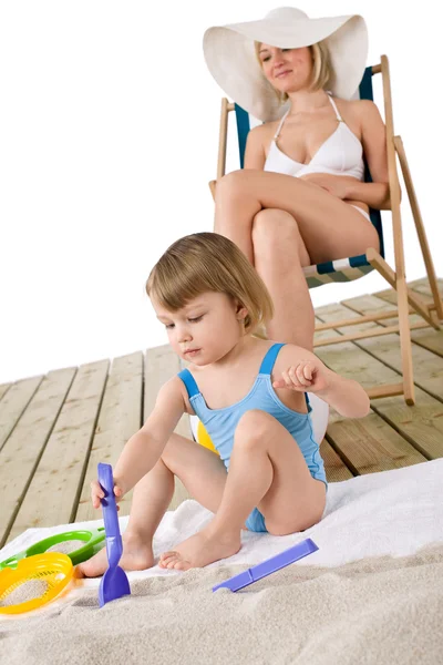 Plage - Mère avec enfant jouant avec des jouets dans le sable — Photo