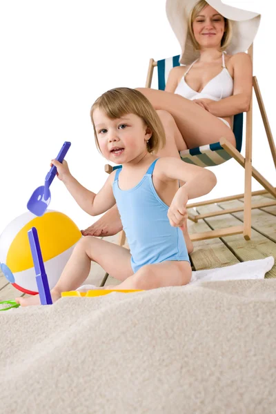 Praia Mãe Com Criança Brincando Com Brinquedos Praia Areia — Fotografia de Stock