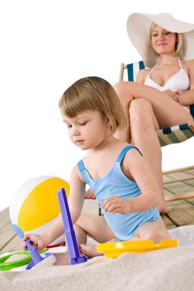 Praia - Mãe com criança brincando com brinquedos na areia — Fotografia de Stock