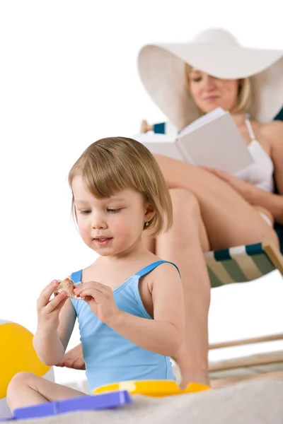 Plaża Matka Dzieckiem Grając Zabawkami Piasku — Zdjęcie stockowe