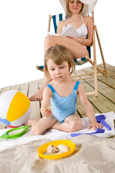 母亲与儿童玩沙沙滩玩具 — 图库照片