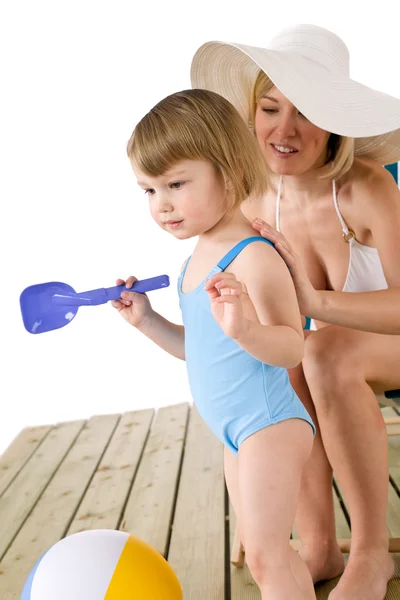 Praia - Mãe com criança brincando com brinquedos — Fotografia de Stock