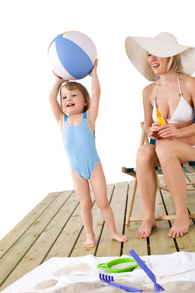 Strand Mutter Mit Kind Auf Holzplanken Spielen Mit Strandspielzeug — Stockfoto