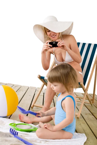 Pláž - matka s dítětem přijímání fotografií s fotoaparátem — Stock fotografie