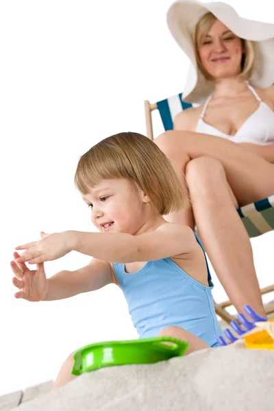 海滩-母亲与孩子玩沙玩具 — 图库照片