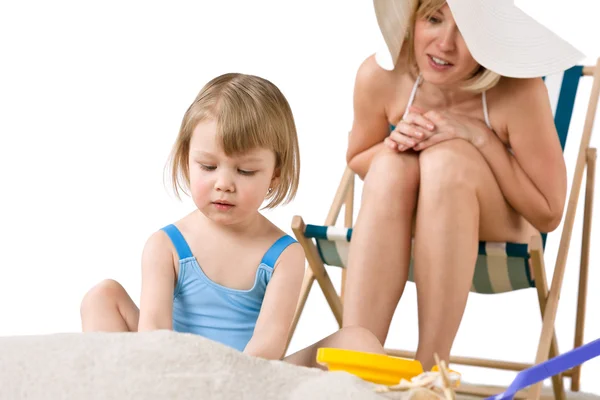Matka s dítětem hrát s hračkami, pláž — Stock fotografie