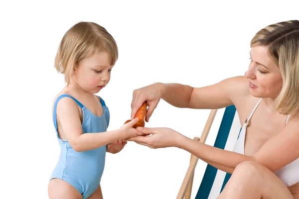 Mãe Com Criança Aplicar Loção Bronzeada Sol Praia — Fotografia de Stock