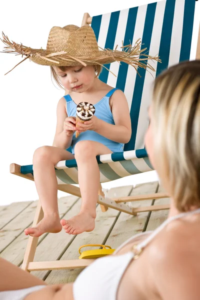 Пляж - мать с ребенком с конусом мороженого — стоковое фото