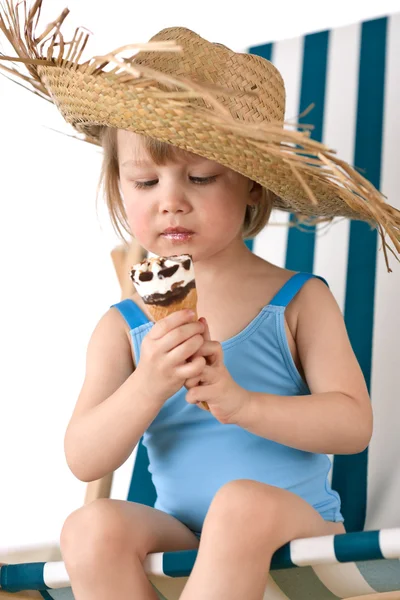 stock image Beach - Little girl on deck-chair with straw hat and ice-cream cone