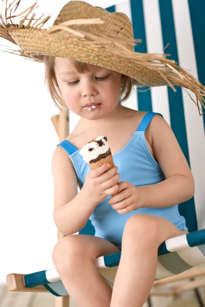 stock image Beach - Little girl on deck-chair with hat and ice-cream