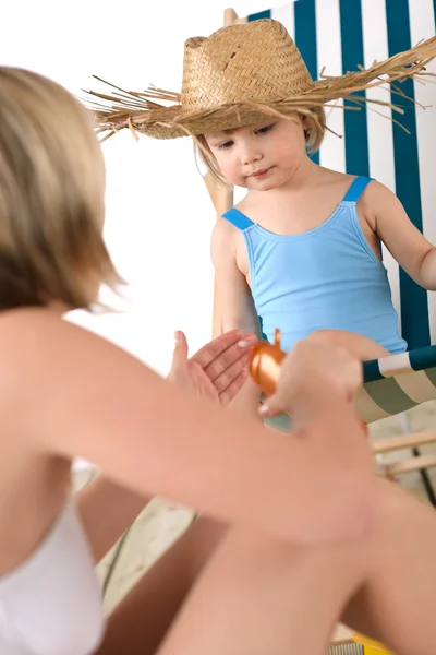 Praia - Mãe com criança aplicar loção bronzeado do sol — Fotografia de Stock