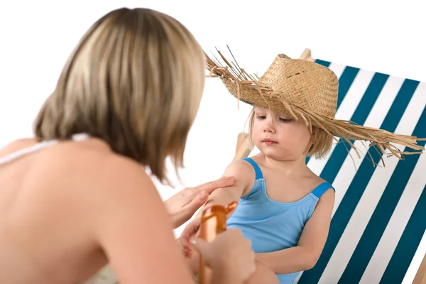 Mãe Com Criança Aplicar Loção Bronzeado Sol Praia Sentado Cadeira — Fotografia de Stock