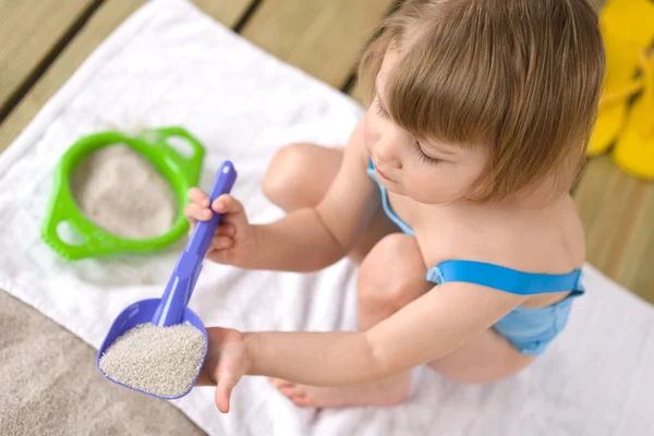 Strand Kleines Mädchen Spielt Mit Strandspielzeug Und Sand — Stockfoto
