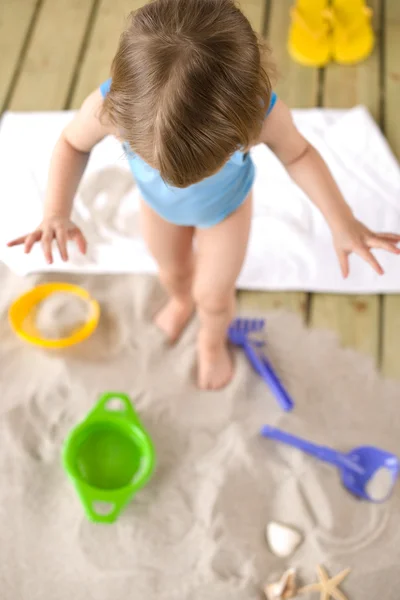 Strand - kleines Mädchen spielt mit Strandspielzeug — Stockfoto