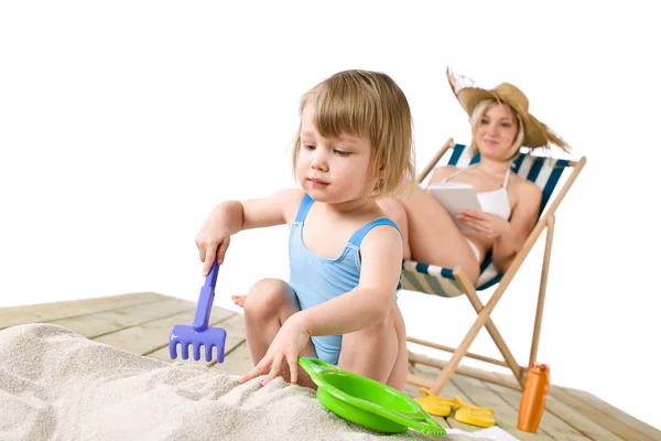 Strand Mutter Mit Kind Spielt Mit Strandspielzeug Sand Frau Liest — Stockfoto