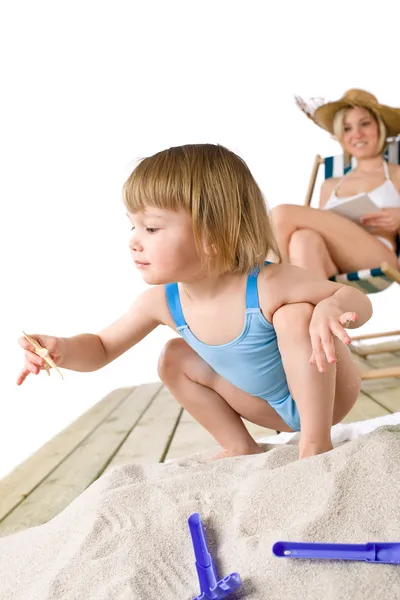 Strand - moeder met kind spelen met speelgoed in zand — Stockfoto