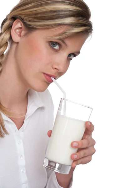 健康的生活方式系列-女人喝牛奶 — 图库照片