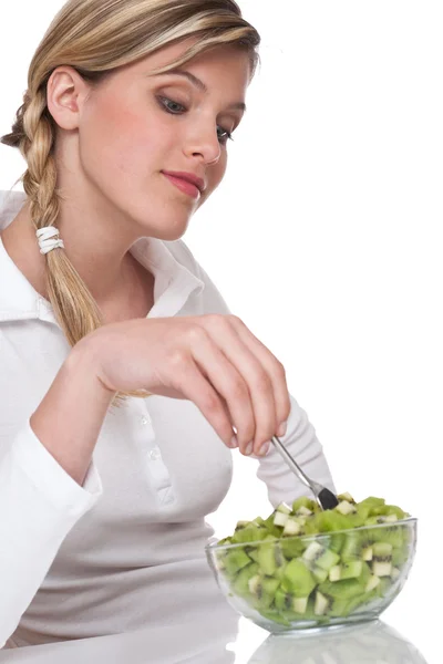 キウイのサラダ ボウル白い背景の上に女性 — ストック写真