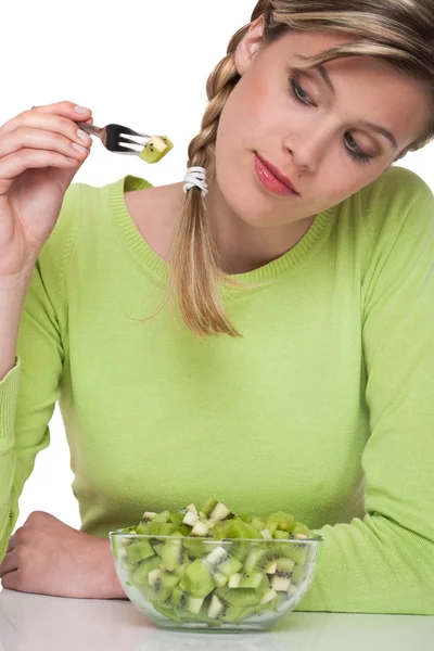Zdrowy styl życia serii - kobieta jedzenie kiwi — Zdjęcie stockowe